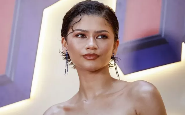 Zendaya posando en un evento público.